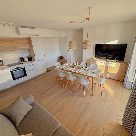 Apartment Aurora, Magnifique Classe 3 Etoiles, 6 P, Acces Direct Plage, Parking Prive